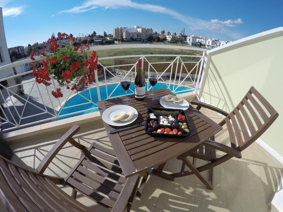 Kato Paphos Suites Екстериор снимка
