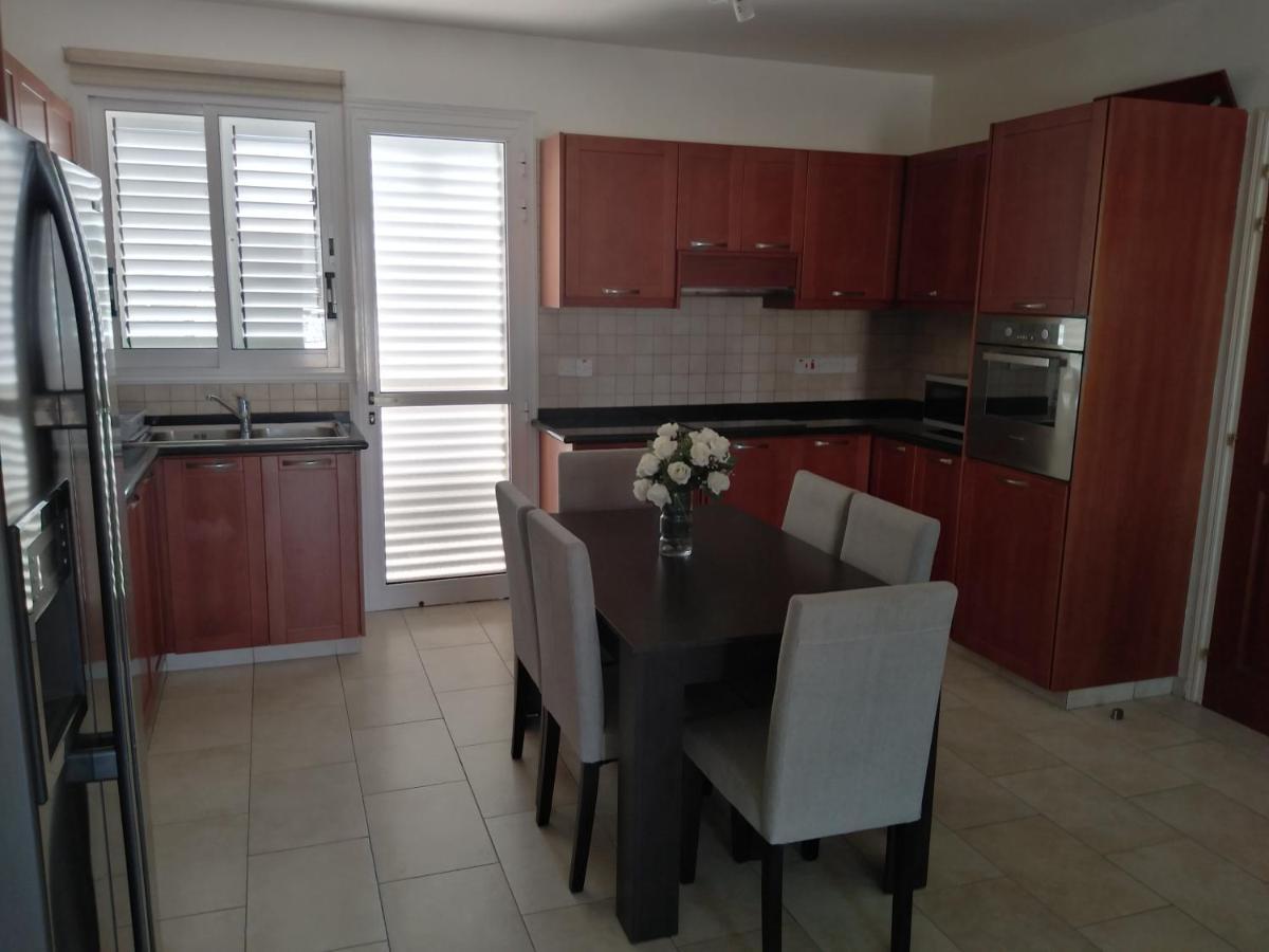 Kato Paphos Suites Екстериор снимка