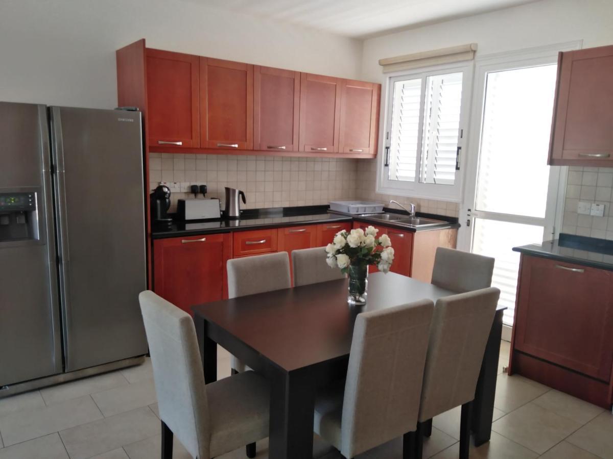 Kato Paphos Suites Екстериор снимка