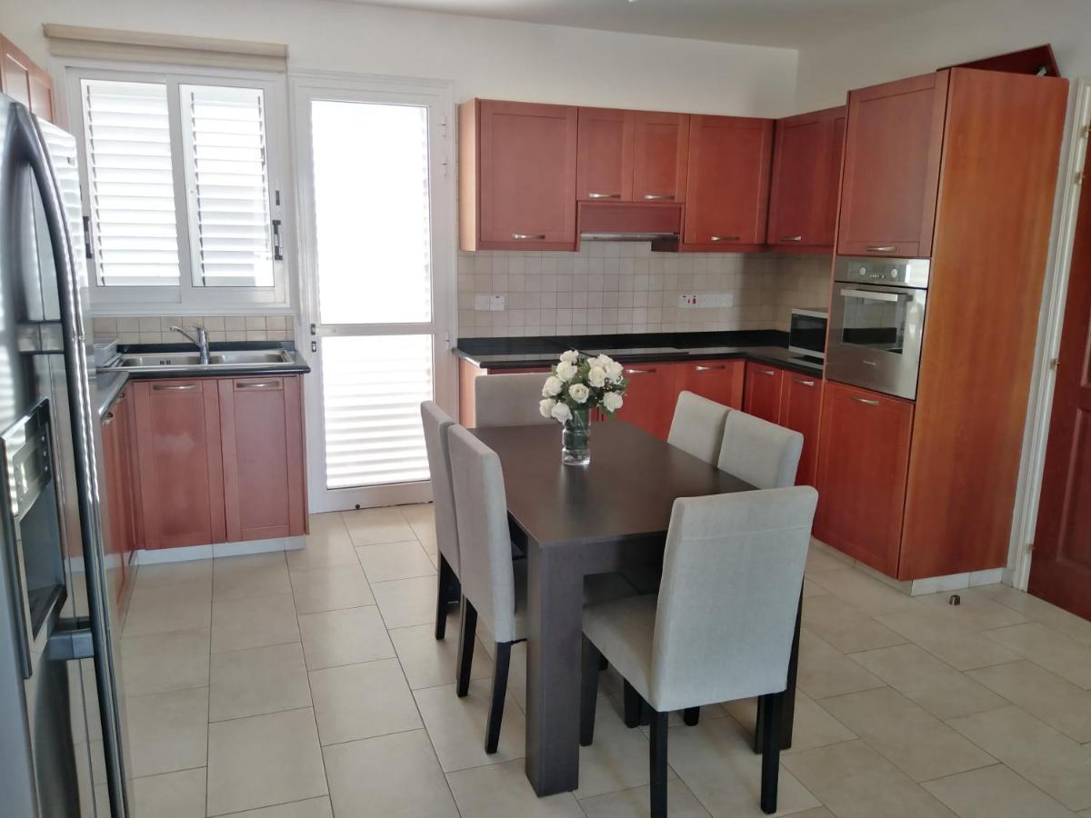 Kato Paphos Suites Екстериор снимка