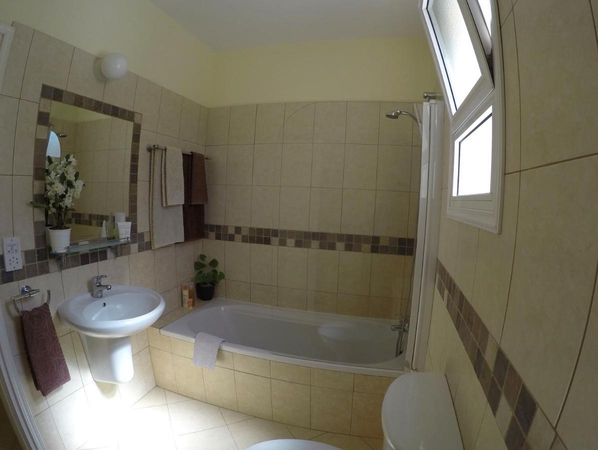 Kato Paphos Suites Екстериор снимка