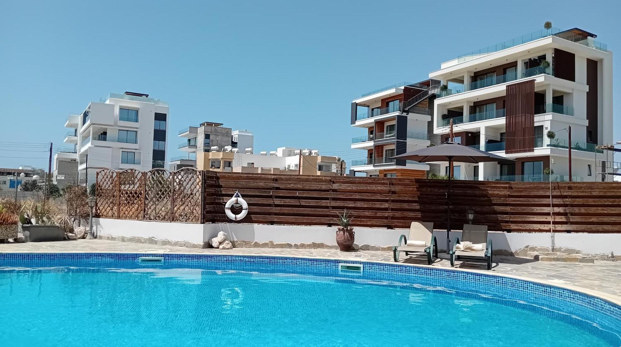 Kato Paphos Suites Екстериор снимка