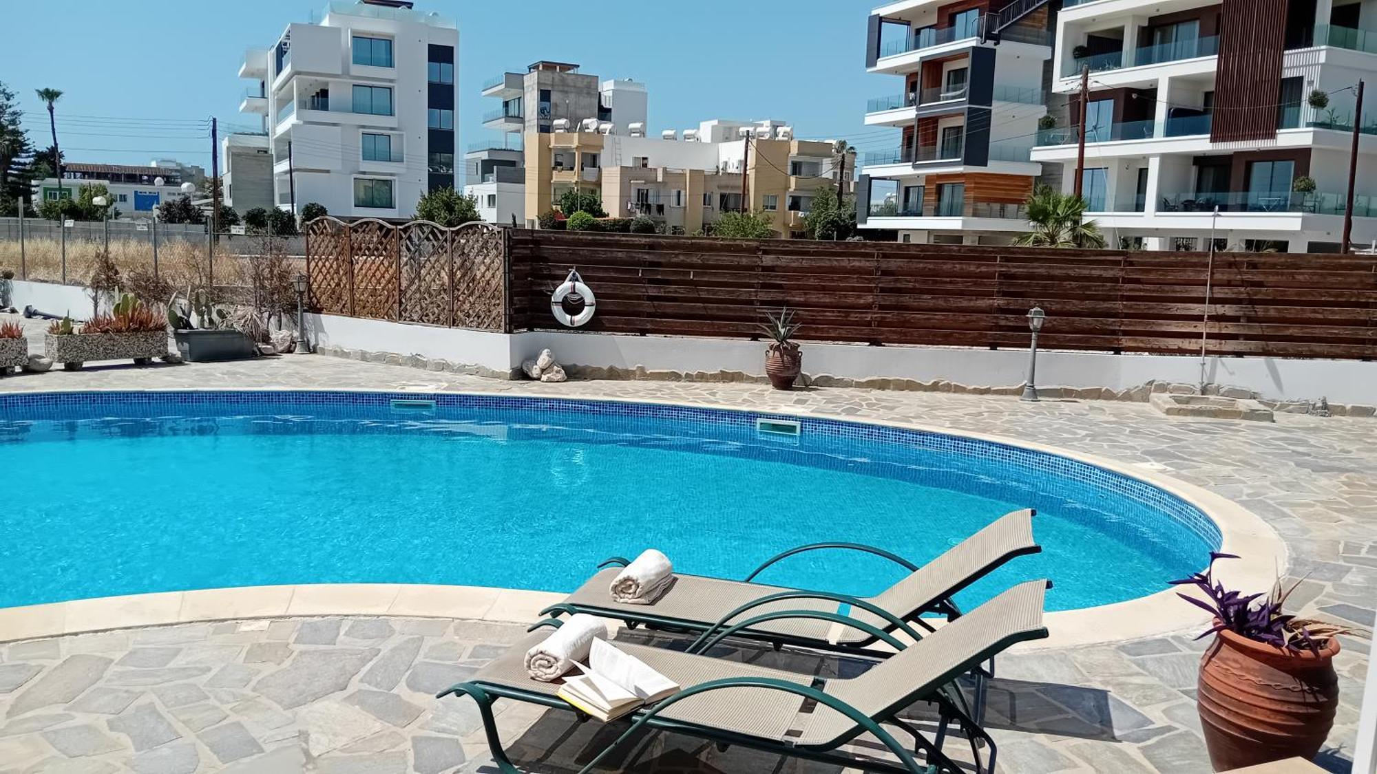 Kato Paphos Suites Екстериор снимка